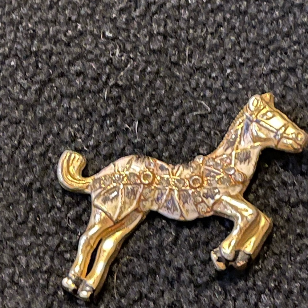 Horse brooch pin